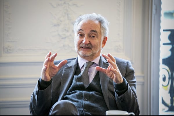 Attali prédit « une immense crise financière, pour le mois d’août au plus tard »