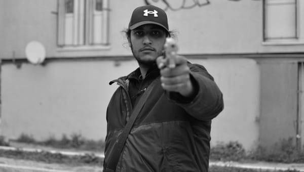 Enzo, photographe de 22 ans, immortalise la vie de quartier comme personne