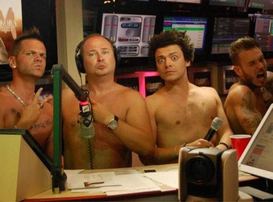 Une célèbre chanteuse accuse Cauet de l’avoir embrassée de force : « Je me sentais hyper mal »