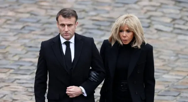 En raison d’un déplacement privé, Brigitte Macron n’a pas pu se rendre à l’enterrement de Badinter