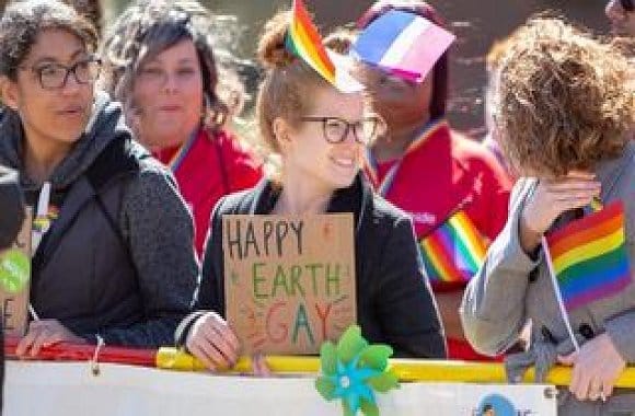 Les couples gays plus « exposés aux effets néfastes du changement climatique » que les couples hétérosexuels