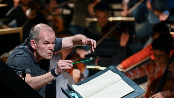 « Une fâcheuse tendance à envoyer des photos de son engin à ses musiciens » : le Nîmois François-Xavier Roth épinglé par le Canard enchaîné