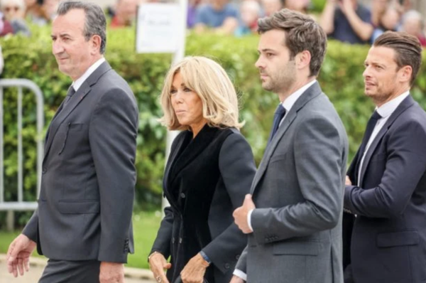 Madame Macron huée à son arrivée aux obsèques de Françoise Hardy