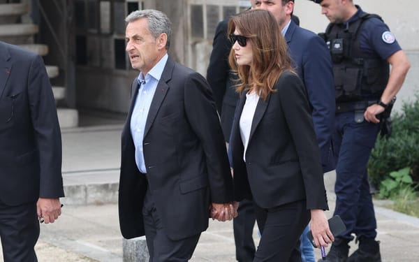 « Elle est très manipulatrice » : Carla Bruni lâche son amie Mimi Marchand dans le dossier de la rétractation de Takieddine
