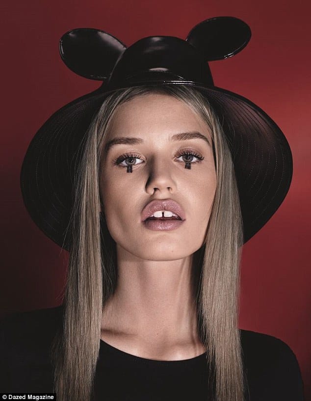 272464D000000578-3019200-High_end_The_model_was_styled_by_Elizabeth_Fraser_Bell_while_the-a-11_1427787903270