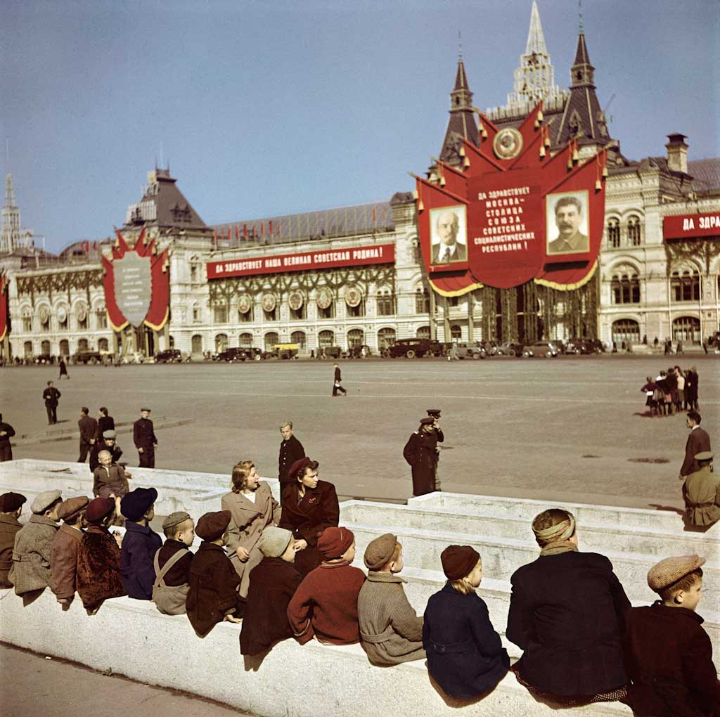 5_37-CIC_Young-visitors-waiting-to-see-Lenin_s-Tomb-at-Red-Square_-Moscow-7