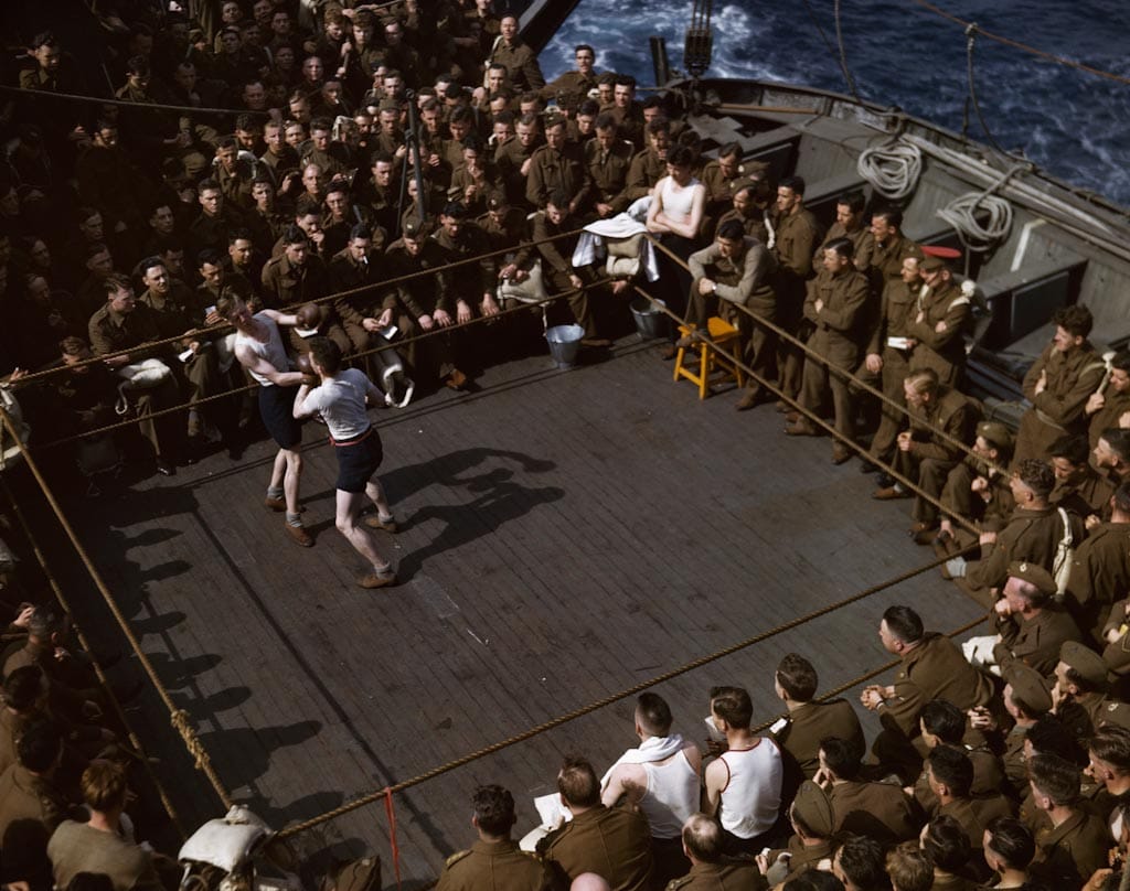 7_9-Capa_British-soldiers-watching-a-wrestling-match-on-a-troop-ship-from-England-to-N-8