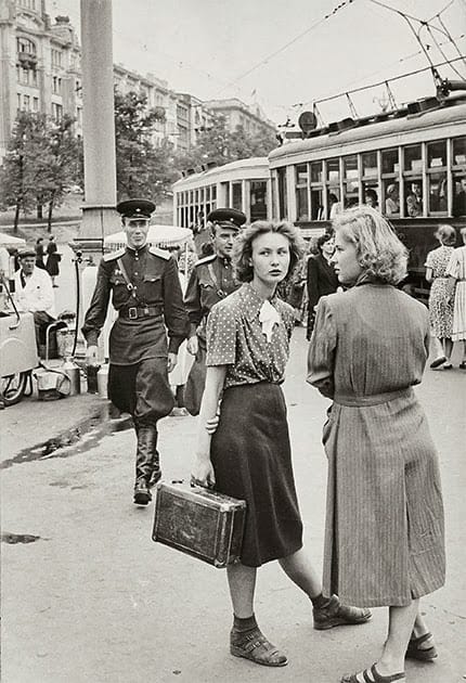 Henri Cartier Bresson Deux jeunes filles attendant le tram, Moscou, Russie, 1954