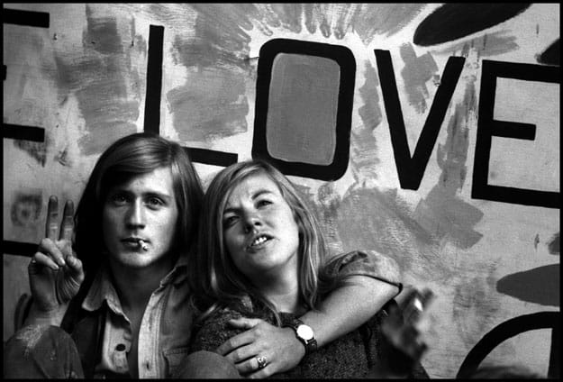 USA. Chicago, Illinois. 1968. Two young protestors rest outside the convention hall during the turbulent 1968 Democratic National Convention. Contact email: New York : photography@magnumphotos.com Paris : magnum@magnumphotos.fr London : magnum@magnumphotos.co.uk Tokyo : tokyo@magnumphotos.co.jp Contact phones: New York : +1 212 929 6000 Paris: + 33 1 53 42 50 00 London: + 44 20 7490 1771 Tokyo: + 81 3 3219 0771 Image URL: http://www.magnumphotos.com/Archive/C.aspx?VP3=ViewBox_VPage&IID=2S5RYDIHU53A&CT=Image&IT=ZoomImage01_VForm