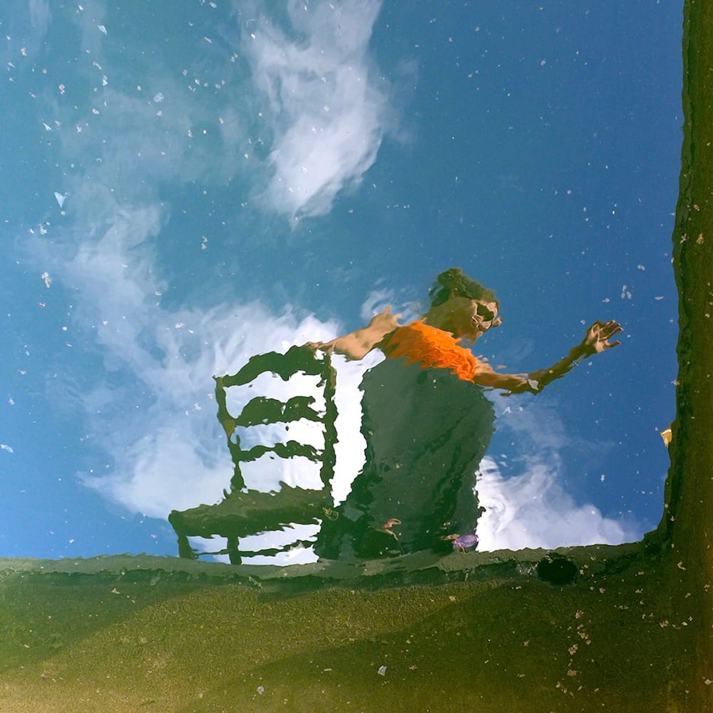 me_tamorphose_se_rie_1_29_la_femme_a__la_chaise