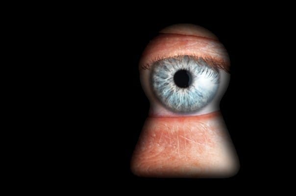 oeil_espion2-604x400-604x400