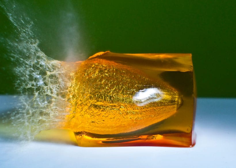 un-photographe-capture-le-moment-exact-dun-impact-et-sublime-lexplosion-des-objets11