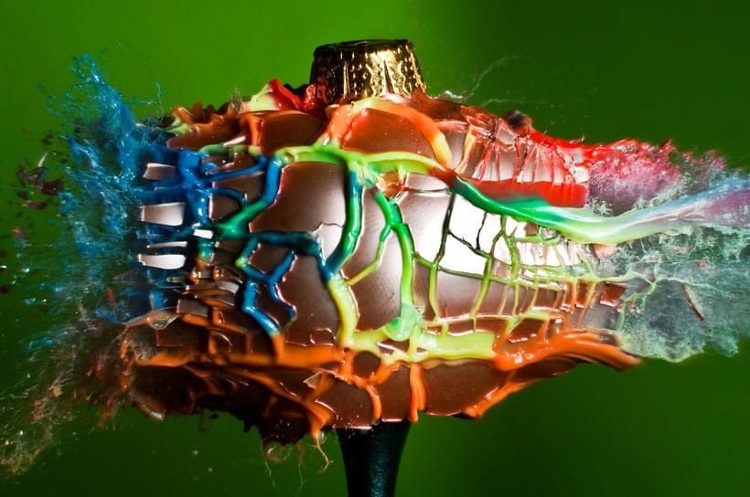 un-photographe-capture-le-moment-exact-dun-impact-et-sublime-lexplosion-des-objets15