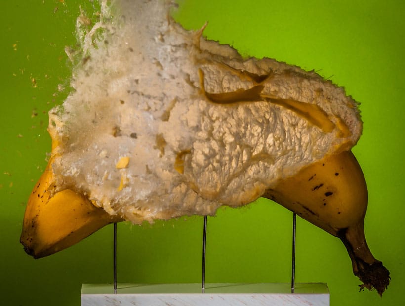 un-photographe-capture-le-moment-exact-dun-impact-et-sublime-lexplosion-des-objets24