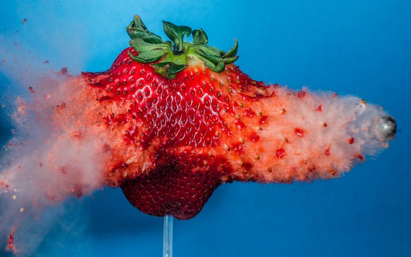 un-photographe-capture-le-moment-exact-dun-impact-et-sublime-lexplosion-des-objets31