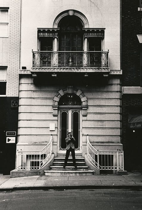 Photographie de Seth Siegelaub debout sur les marches du 44 East Fifty-second Street à Manhattan, où s'est tenue l'exposition du 5 au 31 janvier 1969 Photographie de Robert Barry 1969