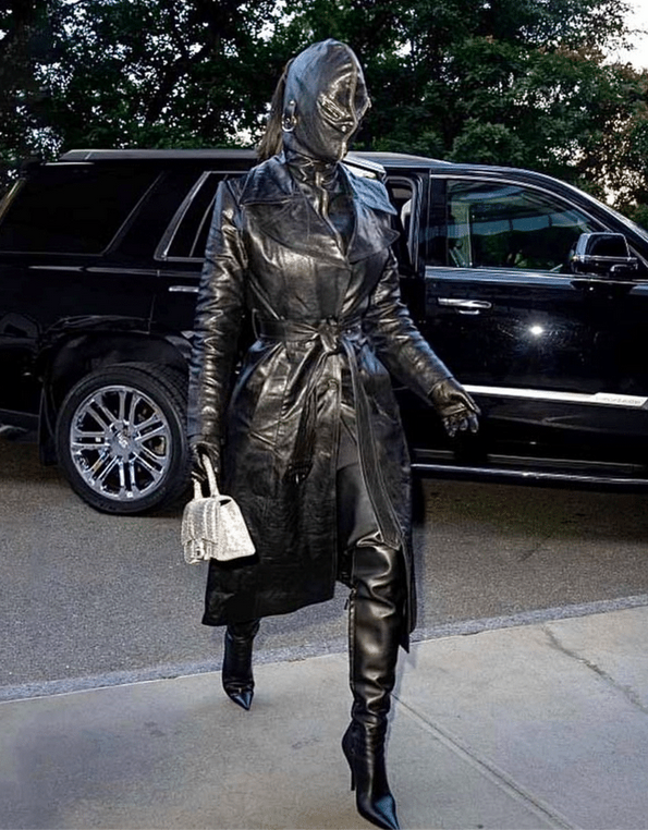  Kim Kardashian, l'icone du vide, a été habillée comme une maitresse ou comme une victime sado-masochiste. 