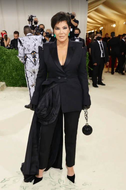 La maman ou le papa, qui sait, de Kim Kardashian a eu l'obligation de porter une boule de prisonnier attachée à une chaîne, un clin d’œil à l'esclavage des enfants qu'ils contrôlent.