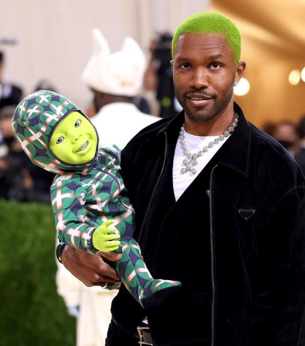 Frank Ocean lui a été dans l’obligation de présenter au monde un bébé robot, comme mort. Glaçant. 