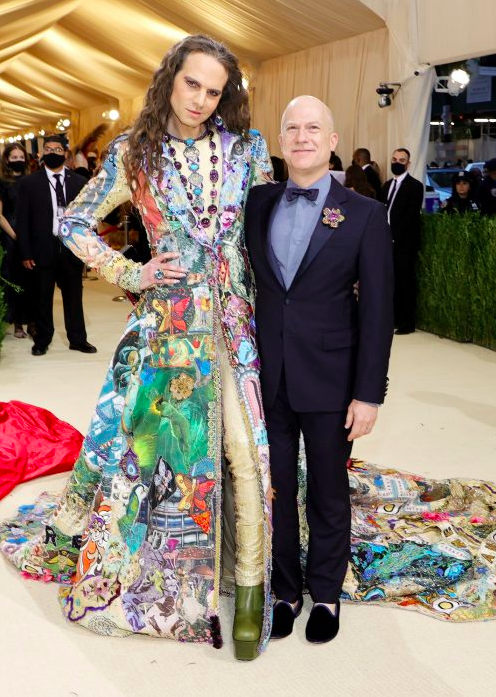 Jordan Roth, producteur de théâtre qui a travaillait avec Harvey Weinstein pour produire le spectacle de collecte de fonds Broadway for Hillary se pensant libre comme une chenille qui a du faire sa mue en papillon. Le développement de la chenille nécessite plusieurs mues dont la dernière, appelée nymphose, marque le passage au stade de nymphe, appelée chrysalide chez les lépidoptères.