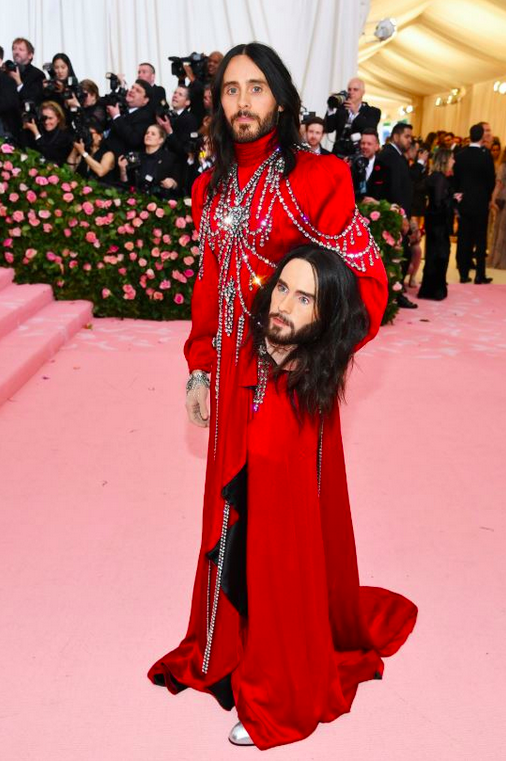 Jared Leto avait eu le droit à une robe rituelle rouge et tenait une réplique de sa tête guillotinée. Sa tête tranchée symbolise son alter ego, esclave MK Ultra.