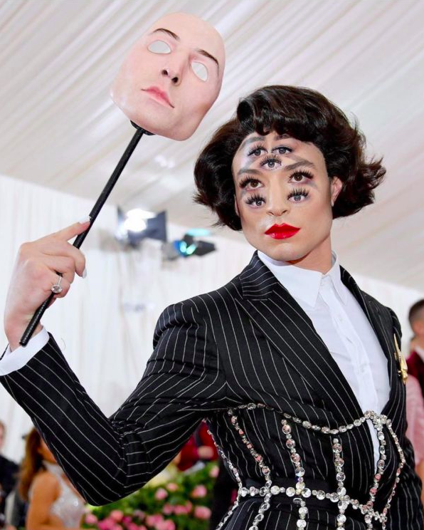 Ezra Miller est un acteur et musicien américain né le 30 septembre 1992 à Hoboken. Il est notamment connu pour ses rôles dramatiques dans Afterschool, Another Happy Day, We Need to Talk About Kevin, Le Monde de Charlie et Les Animaux Fantastiques. Son costume est à l’image de ceux qui contrôle l’évènement, avec pour mission numéro un, d’effacer définitivement les genres tout en valorisant la fracturation de la personnalité. Société type MK-Ultra puissance mille.