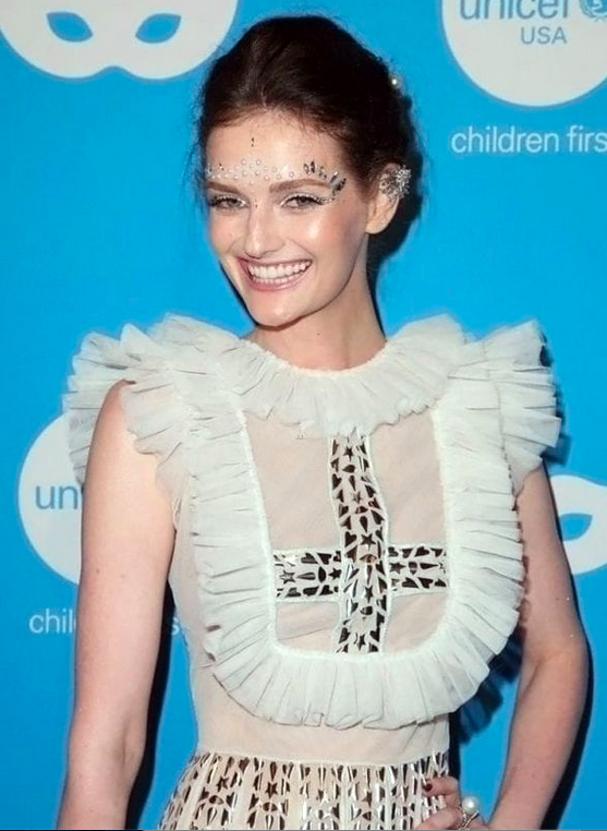 Lydia Hearst portait une robe avec une croix inversée claire et saillante – le symbole principal associé au satanisme