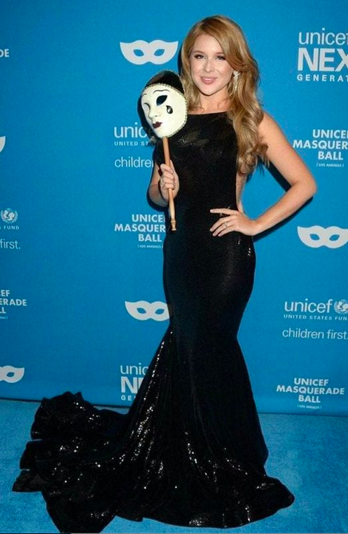 Renee Olstead portait un masque vénitien qui figurait dans le film Eye Wide Shut de Stanley Kubrick