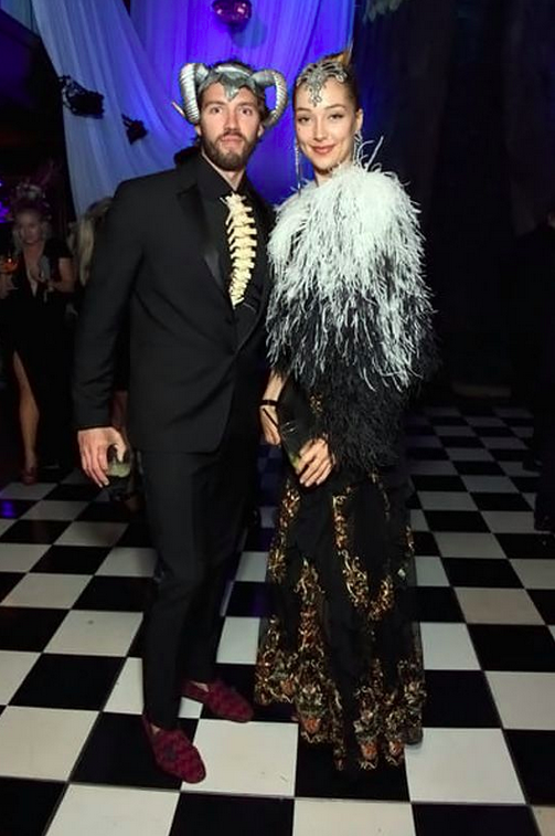 Le plancher est un damier qui est en fait un motif ritualiste maçonnique