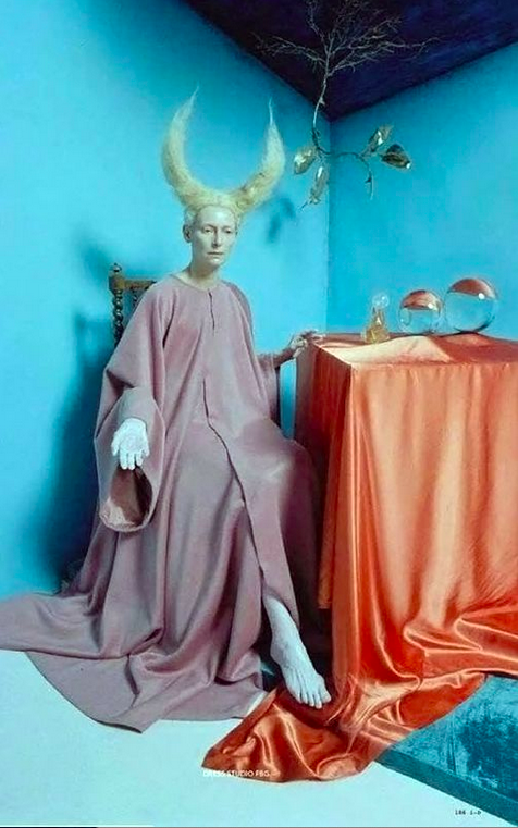 Tilda Swinton dans une séance photo effrayante. Tel qu’expliqué dans cette édition de SPOTM, l’ensemble de la séance photo était rempli d’images MK Ultra