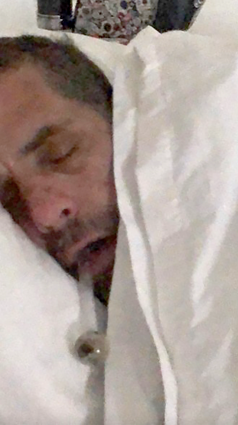 Hunter Biden a présenté son père Joe à Vadym Pozharskyi, un cadre de l’entreprise énergétique ukrainienne Burisma, “moins d’un an avant que l’ancien vice-président ne fasse pression sur les fonctionnaires du gouvernement ukrainien pour qu’ils licencient un procureur qui enquêtait sur cette société”. Hunter a aussi conclu avec le groupe pétrolier chinois CEFC China Energy des accords lucratifs réservant 10 % des bénéfices pour un “gros bonnet” qui serait Joe Biden.