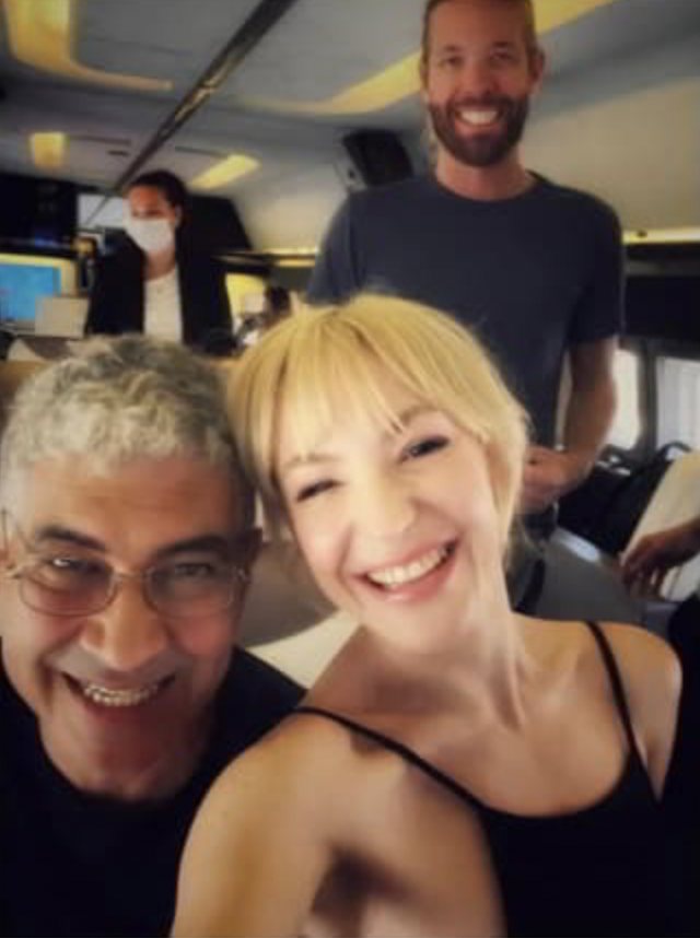 La dernière photo de Taylor, debout, dans un avion mercredi avec son compagnon de groupe Pat Smear, à gauche, et Samantha Sidley, qui a travaillé pour le groupe.