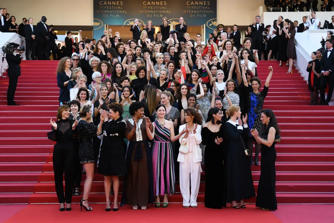 Le collectif 50/50, ici sur les marches de Cannes en 2018, œuvre pour l'égalité femmes-hommes dans le milieu du cinéma. © AFP / Loïc Venance