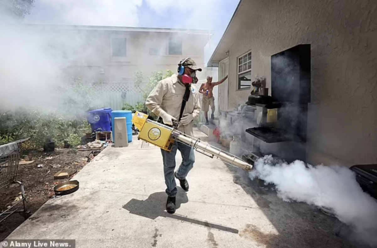 Il y a eu des dizaines d'épidémies de virus Zika depuis 2016, c'est une infection transmise principalement par les moustiques et peut être nocive pour les femmes enceintes. (photo: inspecteur de moustiques pulvérisant des maisons après une épidémie)