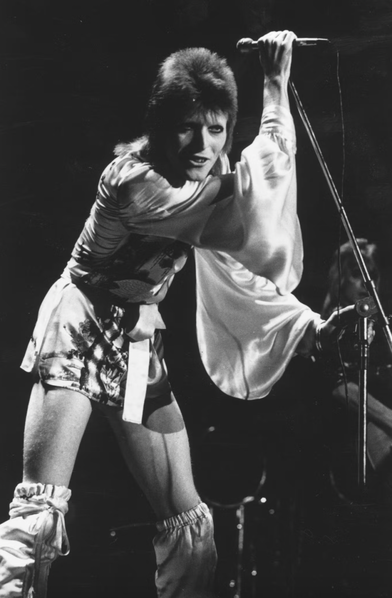 David Bowie effectuant son dernier concert en tant que Ziggy Stardust au Hammersmith Odeon, Londres, 1973
