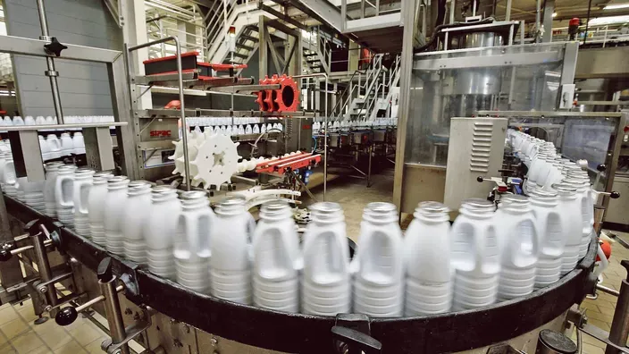 Une chaîne de production de lait. Sami BelloumiBelloumi/MAXPPP