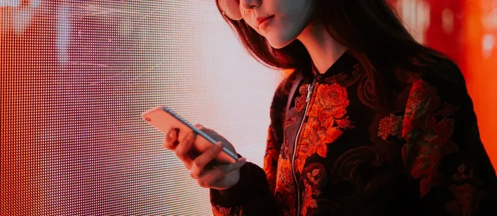 "En tant que scientifique, je voulais voir exactement ce que l'IA peut offrir aux gens de manière romantique", écrit l'auteur.